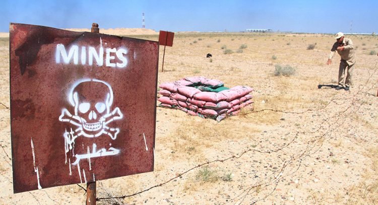 De-mining teams searches for landmines in Rumaila oilfield in Basra province, April 2, 2016. REUTERS/Essam Al-Sudani - RTSD9ED