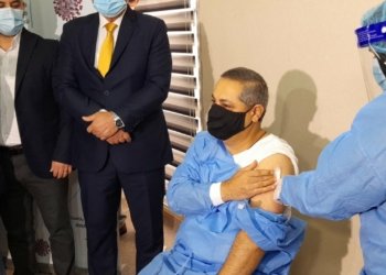 كارمه‌ندێن ساخله‌میێ ل دهۆكێ ڤاكسینێ كۆرۆنایێ وه‌رگرت