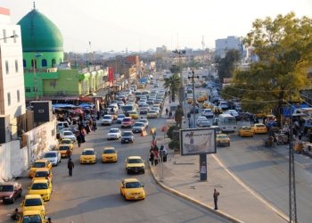 گه‌نجه‌كێ ل به‌ر ده‌رگه‌هێ مالا خۆشتڤییا خوه‌ خوه‌ سووت