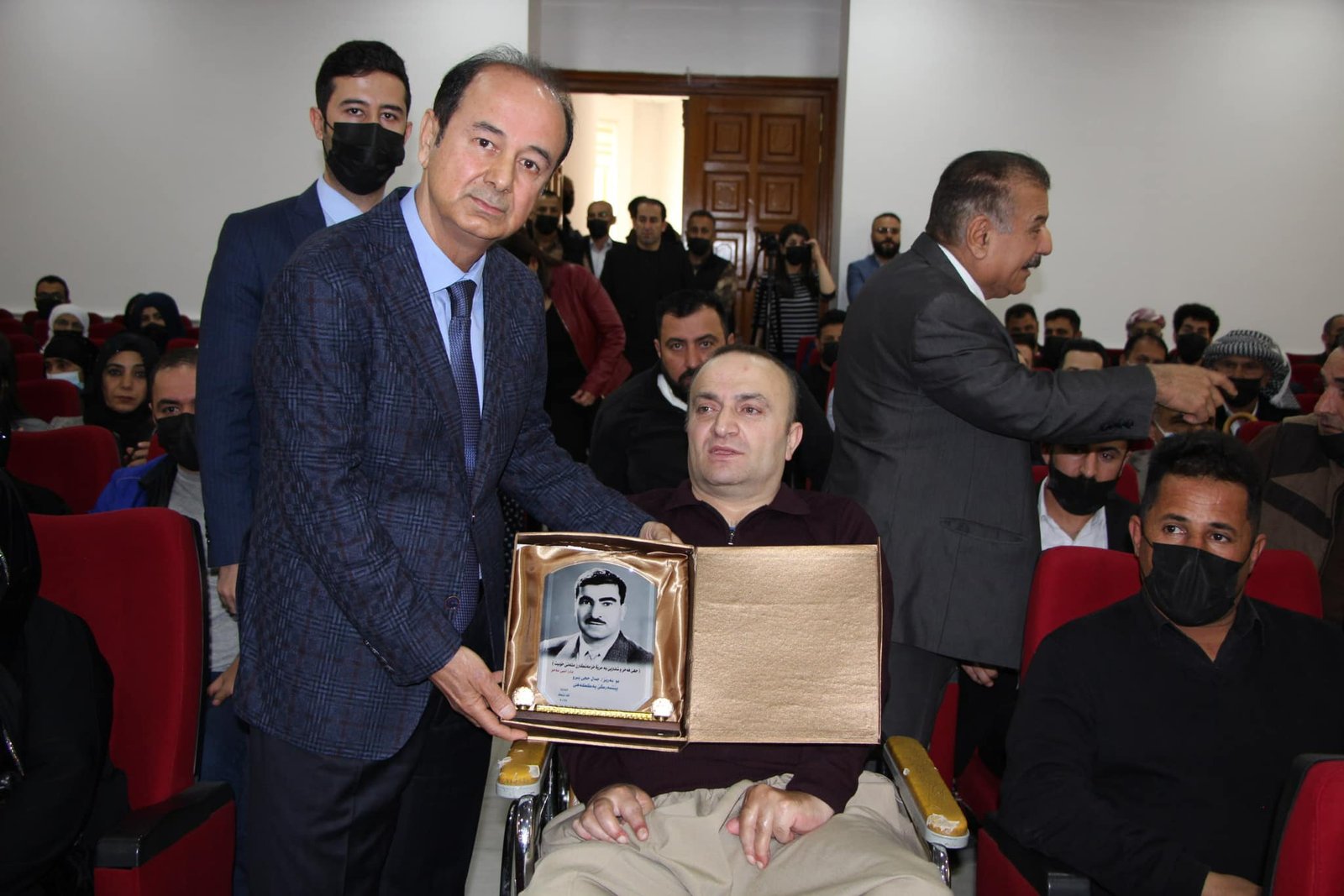 ھەلگرێن مەدالیێن بارزانیێ نەمر، زیندانیێن سیاسی و شەھیدێن زیندى ھاتنە خەلاتكرن