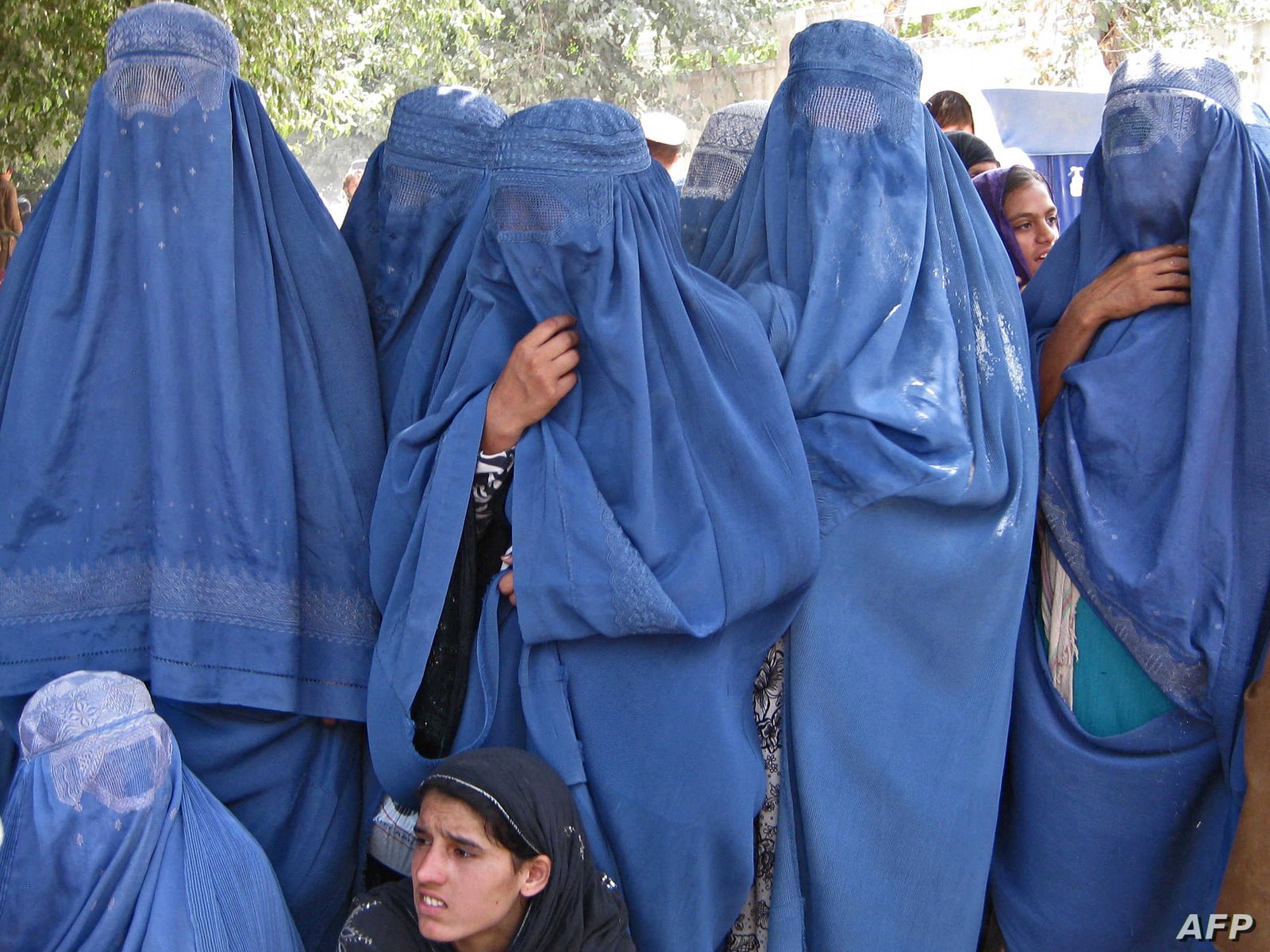 Afghan women wait to receive food donations from Jama'at-e Eslah in the city of Jalalabad on August 5, 2012. Devout Muslims observing the holy fasting month of Ramadan are also expected to give alms (zakat) to those in need. AFP PHOTO/ Noorullah Shirzada (Photo by Noorullah Shirzada / AFP)