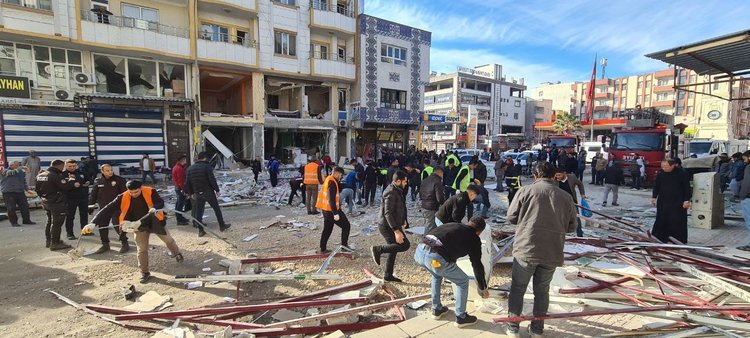 Şanlıurfa'nın Akçakale ilçesinde 6 katlı apartmanın zemin katındaki iş yerinde meydana gelen patlamada ilk belirlemelere göre 4 kişi yaralandı. İhbar üzerine bölgeye polis itfaiye, AFAD, sağlık ekipleri sevk edildi. ( Mustafa Güçlü - Anadolu Ajansı )
