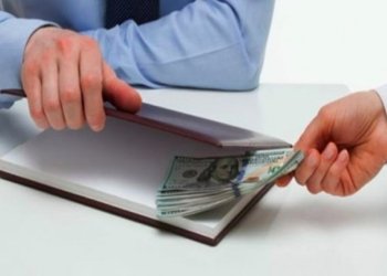 به‌رپرسه‌كێ عێراقی ل ده‌مێ وه‌رگرتنا به‌رتیلی دا هاته‌ گرتن